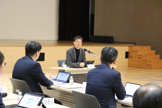 강태영 NH농협은행장이 IT부문 회의에 참석해 25년 중점 추진계획을 보고받고 있다. (사진=NH농협은행 제공)