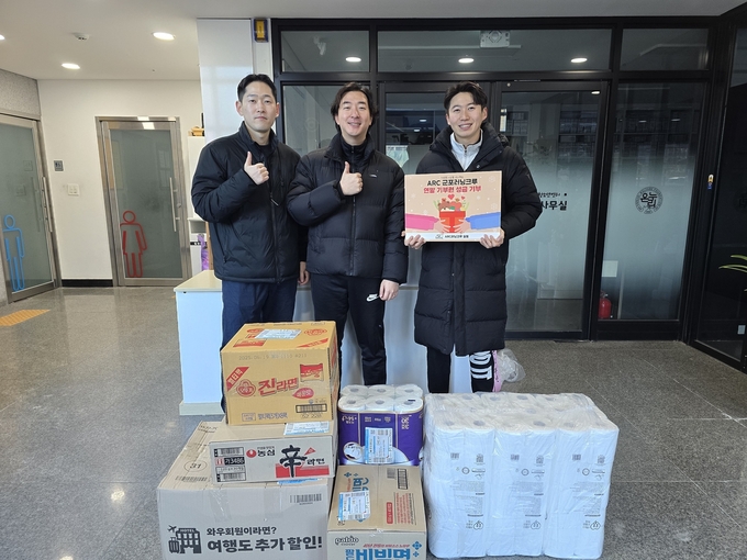 군포시 청년 러닝동아리 ARC러닝크루 회원들이 군포하나로남자중장기청소년쉼터에 기부물품을 전달하고 기념사진을 찍고 있다. (사진=군포시 제공)