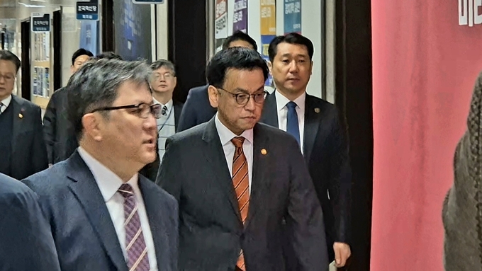최상목 대통령 권한대행 부총리 겸 기획재정부 장관이 13일 국회를 찾아 권영세 국민의힘 비상대책위원장을 만나기 위해 이동하고 있다. (사진=김한별 기자)