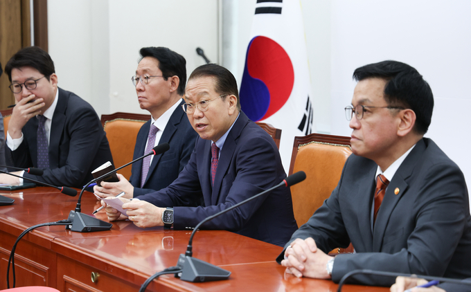 최상목 대통령 권한대행 부총리 겸 기획재정부 장관이 13일 국회에서 권영세 국민의힘 비상대책위원장의 발언을 듣고 있다. (사진=연합뉴스)