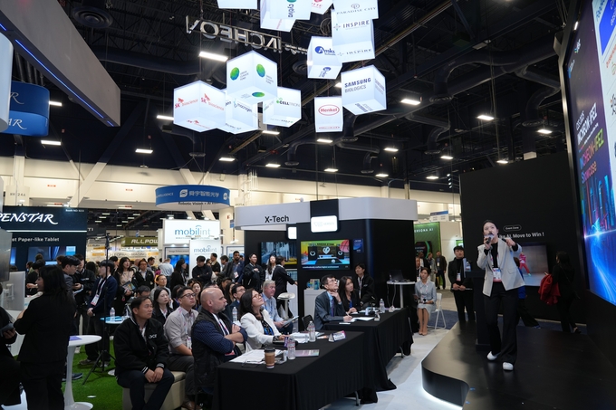 CES 2025 인천-IFEZ 홍보관 방문객들이 인천경제청의 미래도시 비전에 대해 듣고 있다. ( 사진 = 인천경제청 제공 )