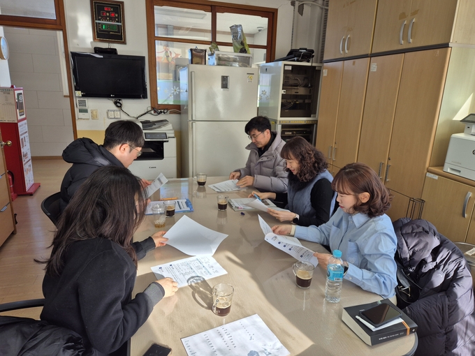 지난 10일 인천남부교육지원청이 인천남부초등학교이작분교장 병설유치원을 방문해 지원 방안을 논의했다. ( 사진 = 인천남부교육지원청 제공 )