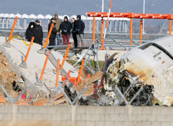 지난해 12월 31일 오후 전남 무안군 무안국제공항 제주항공 여객기 참사 현장에서 미국 국가교통안전위원회(NTSB)와 보잉사 관계자, 국토부 항공철도사고조사위원회가 참사 원인으로 지목되고 있는 로컬라이저(방위각시설)이 있는 둔덕에 올라 사고기체를 살피고 있다. (사진=연합뉴스 제공)