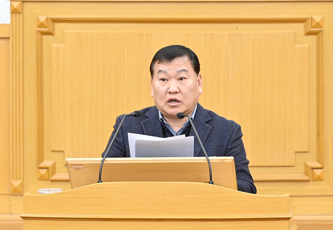파주시가 시의회의 행정사무조사 결과에 대해 부적절한 조치가 반복적으로 발견되고 있어 법적인 책임을 묻겠다고 밝힌 가운데 박준태 파주시 환경국장이 13일 의회에 출석해 입장문을 읽고 있다. (사진=김은섭 기자)