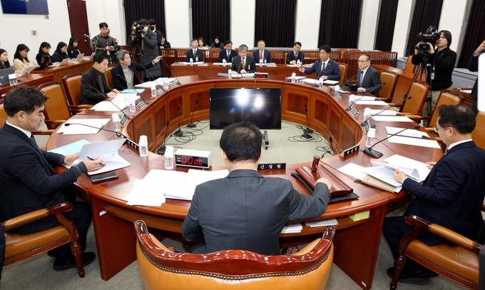 13일 국회에서 조태용 국가정보원장 등이 출석한 가운데 정보위원회 전체회의가 열리고 있다. (사진=연합뉴스)