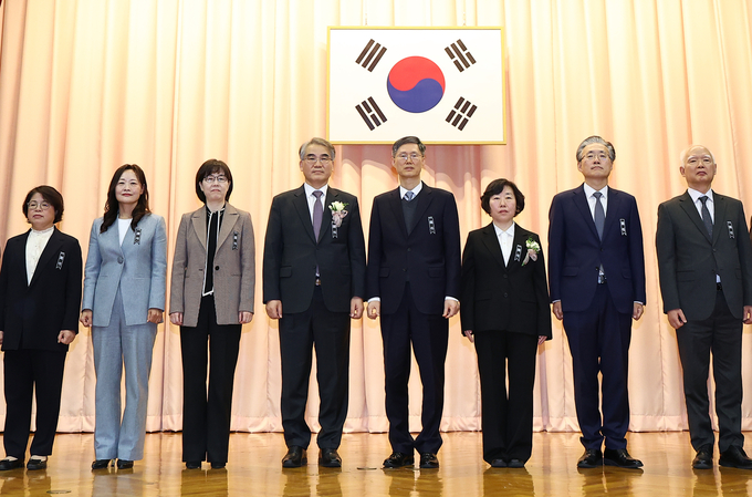 정형식(오른쪽 부터), 김형두, 정계선, 문형배, 조한창, 이미선, 정정미, 김복형 헌법재판관이 지난 2일 오전 서울 종로구 헌법재판소에서 열린 취임 및 시무식에서 기념 촬영을 하는 모습 (사진=연합뉴스)