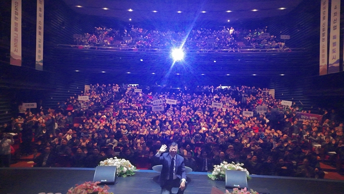 13일 '시민과의 대화'는 드론을 활용한 단체사진 촬영으로 시작했다. 사진=성남시