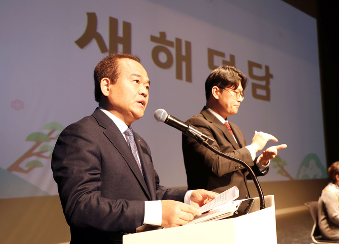 이덕수 성남시의회 의장이 2025년 새해 인사회에 참석, 인삿말을 전했다. (사진=성남시 제공)