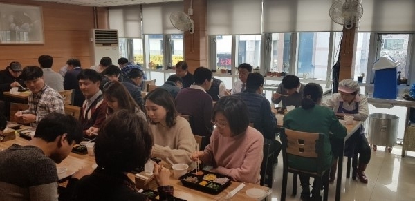 광주시 한 공공기관 직원들이 지역상권 활성화 차원에서 지역 한 음식점에서 외식을 날 식사를 하고 있다. (사진=광주시 제공) 
