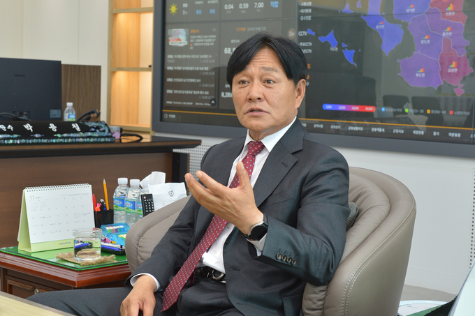 박용철 강화군수가 2025년 군정 구상에 대해 이야기하고 있다. ( 사진 = 강화군 제공 )