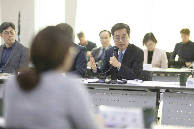 14일 경기도신용보증재단 시흥지점에서 진행된 경기비상민생회의에서 김동연 경기도지사가 발언하고 있다. (사진=경기도 제공)