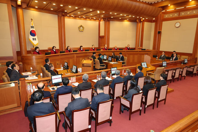 문형배 헌법재판소장 권한대행을 비롯한 헌법재판관들이 14일 서울 종로구 헌법재판소에서 열린 윤석열 대통령 탄핵심판 사건 첫 변론기일에 참석해 있다. (사진=연합뉴스)