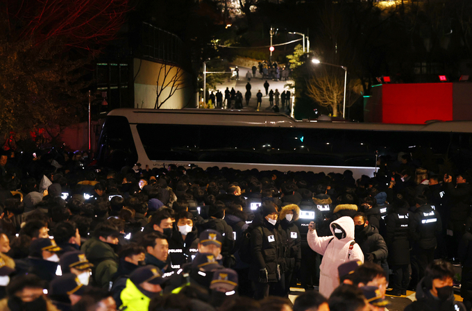 고위공직자범죄수사처(공수처)와 경찰이 윤석열 대통령에 대한 2차 체포영장 집행에 나선 15일 새벽 용산구 한남동 대통령 관저 앞에 경찰병력이 모여 있다. (사진=연합뉴스)