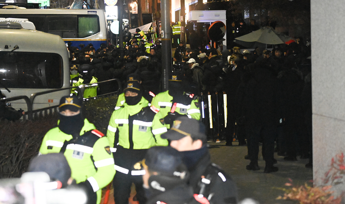 15일 오전 서울 한남동 대통령 관저 입구에서 경찰 체포조 차량이 진입을 시도하고 있다. (사진=옥지훈 기자)