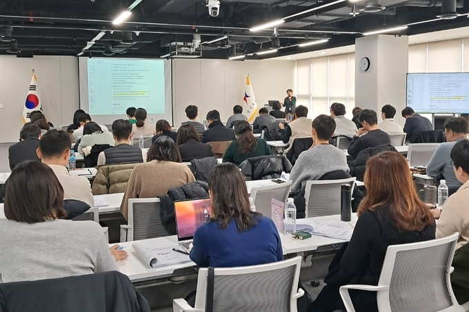 14일 도교육청 남부청사에서 교육지원청과 직속기관 업무담당자 대상 안전보건 교육이 진행됐다. (사진=경기도교육청 제공)