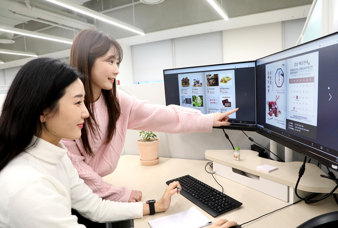 삼성디스플레이 직원들이 온라인 장터에서 상품을 구입하는 모습. (사진=삼성 제공)