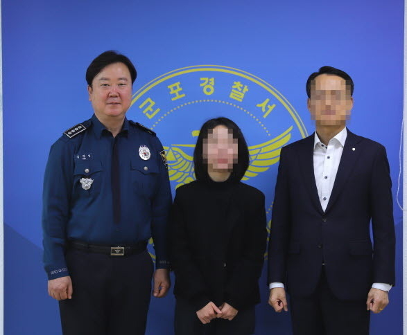 김평일 군포경찰서장(맨 왼쪽)이 14일 보이스피싱 예방에 기여한 NH농협은행 군포시지부 직원에게 감사장을 수여하고 기념사진을 찍고있다. (사진=군포경찰서 제공)