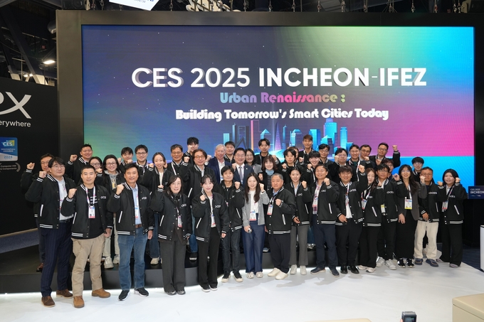 CES 2025 인천-IFEZ 홍보관에서 윤원석 인천경제청장과 참가기업 관계자들이 기념사진을 찍고 있다. ( 사진 = 인천경제청 제공 )