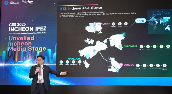 윤원석 인천경제청장이 CES 2025 현장에서 IFEZ의 스마트시티 서비스와 스마트시티 이니셔티브를 통한 미래 비전을 발표하고 있다. ( 사진 = 인천경제청 제공 )
