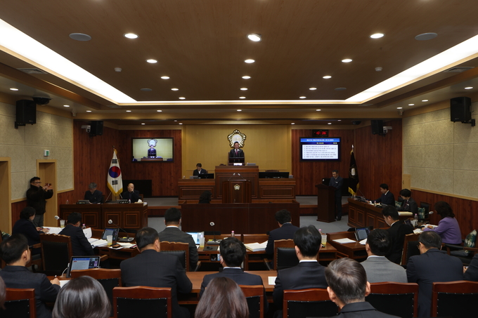 가평군의회는 15일 오전10시30분에 제327회 가평군의회 임시회 개회식및 제1차 본회의를 열고 1월24일까지 총 10일간의 일정으로 2025년도 첫 회기를 시작했다. (사진=가평군의회 제공)