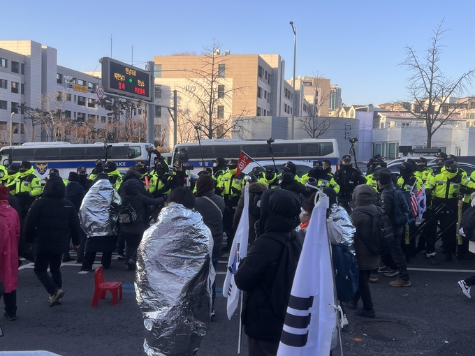15일 오전 서울 용산구 한남동 대통령 관저 인근에서 진행된 보수단체 집회 참가자들이 경찰과 대치하고 있다. (사진=장진 기자)