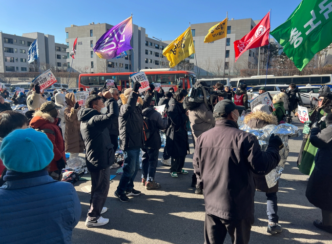 15일 오전 서울 용산구 한남동 대통령 관저 인근에서 진행된 윤석열 대통령 체포 촉구 집회 참가자들이 환호하고 있다. (사진=장진 기자)