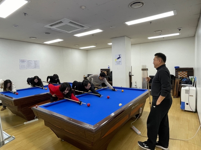경기도교육복지종합센터에서 지원하는 당구 강좌가 진행되고 있다. (사진=경기도교육청 제공)