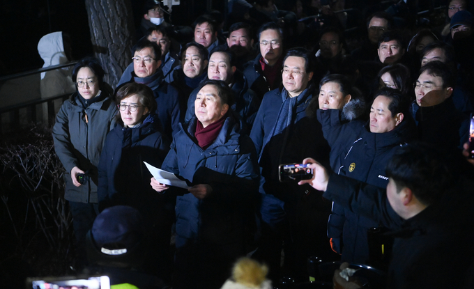 15일 오전 서울 한남동 대통령 관저 입구에서 국민의힘 의원들이 윤석열 대통령 체포영장 집행과 관련해 발언을 하고 있다. (사진=옥지훈 기자)
