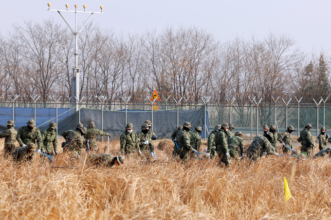 제주항공 여객기 참사 17일째인 14일 오전 전남 무안국제공항 사고 현장에서 군 당국 관계자들이 수색 작업을 하고 있다. (사진=연합뉴스)