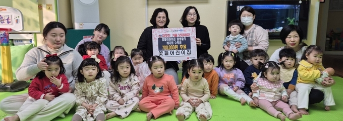 인천 남동구에 있는 꽃들어린이집이 구월 2동 행정복지센터에 이웃돕기 성금을 전달한 뒤 기념사진을 찍고 있다. ( 사진 = 남동구 제공 )