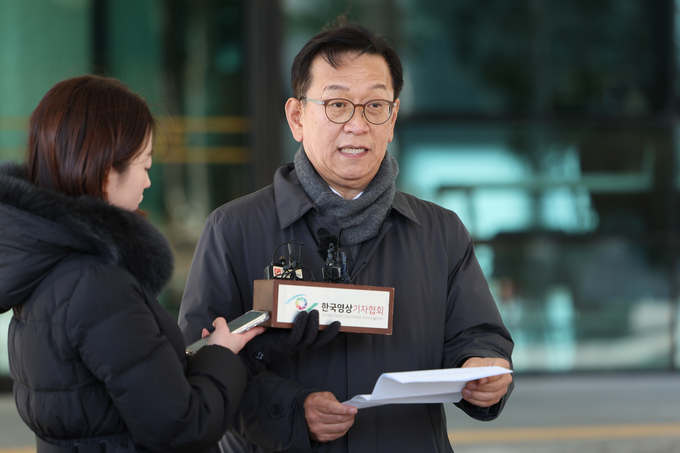 윤석열 대통령 측 석동현 변호사가 15일 오후 서울고등검찰청 앞에서 입장 발표를 하고 있다. (사진=연합뉴스)