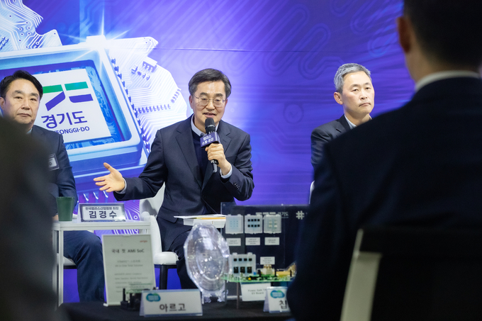 15일 성남시 판교 성남글로벌융합센터에서 열린 ‘경기도 팹리스 산업 도약을 위한 소통·공감 토크’에서 김동연 경기도지사가 참석자와 함께 경기 팹리스 산업 도약을 위한 발전방안 토의를 하고 있다. (사진=경기도 제공)