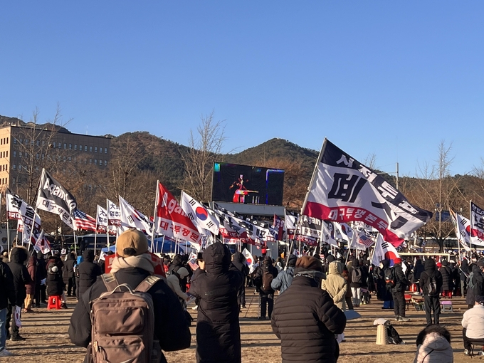 15일 오후 대한민국바로세우기국민운동본부, 신자유연대 등 보수 성향 단체가 공수처 앞 공원에서 집회를 벌이고 있다. (사진=장진 기자)