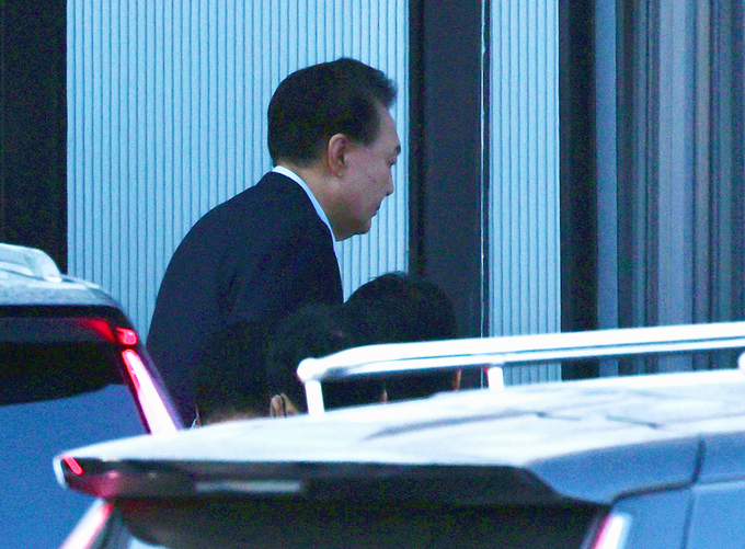 내란 우두머리와 직권남용 권리행사 방해 혐의를 받는 윤석열 대통령이 15일 과천시 정부과천청사 내 고위공직자범죄수사처에 출석하고 있다. (사진=연합뉴스)
