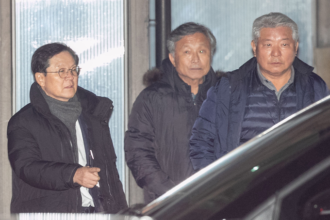 내란 우두머리 혐의 등으로 고위공직자범죄수사처에 체포된 윤석열 대통령이 15일 오후 과천시 공수처에서 조사를 마치고 서울구치소로 떠난 뒤 윤 대통령 변호인단 윤갑근 변호사(왼쪽부터), 송해은 변호사, 김홍일 전 방송통신위원장이 차량으로 향하고 있다. (사진=연합뉴스)