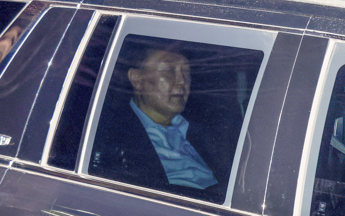 내란 우두머리와 직권남용 권리행사 방해 혐의를 받는 윤석열 대통령이 15일 오후 고위공직자범죄수사처의 조사를 마친 뒤 차량에 탑승해 경기도 의왕시 서울구치소로 향하고 있다. (사진=연합뉴스)