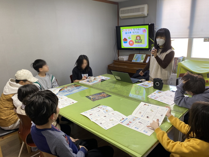 지난 15일 영통구 매탄지역아동센터에서 영양교육을 하고 있다. (사진=수원시 제공)