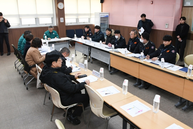 오산시 관계자들이 오색시장에서 설 명절 대비 화재예방 안전점검을 실시했다. (사진=오산시 제공)