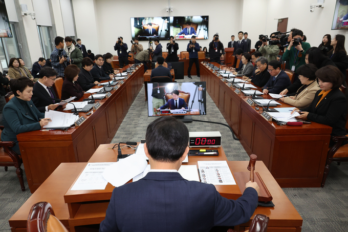 16일 오전 국회에서 열린 12·29 여객기 참사 진상규명과 피해자 및 유가족 피해구제를 위한 특별위원회 전체회의에서 위원장을 맡은 권영진 국민의힘 의원이 의사봉을 두드리고 있다. (사진=연합뉴스)
