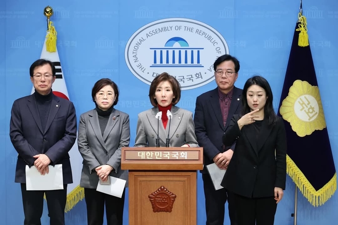 (왼쪽부터) 이만희·김정재·나경원·송언석 국민의힘 의원이 16일 오전 국회 소통관에서 기자회견을 열어 공수처의 해체와 오동운 공수처장의 사퇴를 요구하고 있다. (사진=나경원 의원 페이스북 캡처)