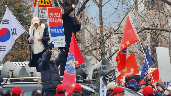  16일 윤석열 대통령 지지자들이 정부과천청사 앞에서 집회를 이어가고 있다. (사진=박진석 기자)