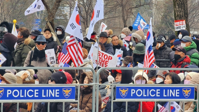  16일 윤석열 대통령 지지자들이 정부과천청사 앞에서 집회를 이어가고 있다. (사진=박진석 기자)