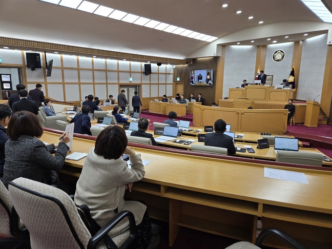 17일 국민의힘 파주시의회 의원들이 윤석열 대통령의 탄핵을 촉구하는 결의문을 민주당 주도로 제안하자 반발하며 본회의장을 빠져나가고 있다. (사진=김은섭 기자)