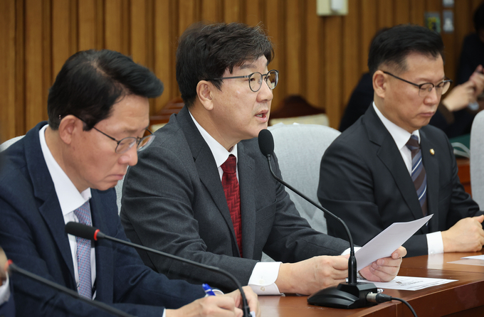 권성동 국민의힘 원내대표가 17일 오전 국회에서 열린 원내대책회의에 참석하고 있다. (사진=연합뉴스)