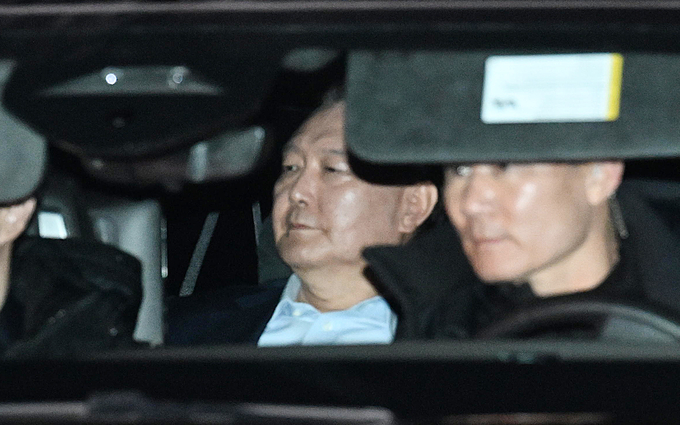내란 우두머리 혐의로 고위공직자범죄수사처에 체포된 윤석열 대통령이 지난 15일 오후 과천시 공수처에서 조사를 마치고 서울구치소로 이동하고 있다