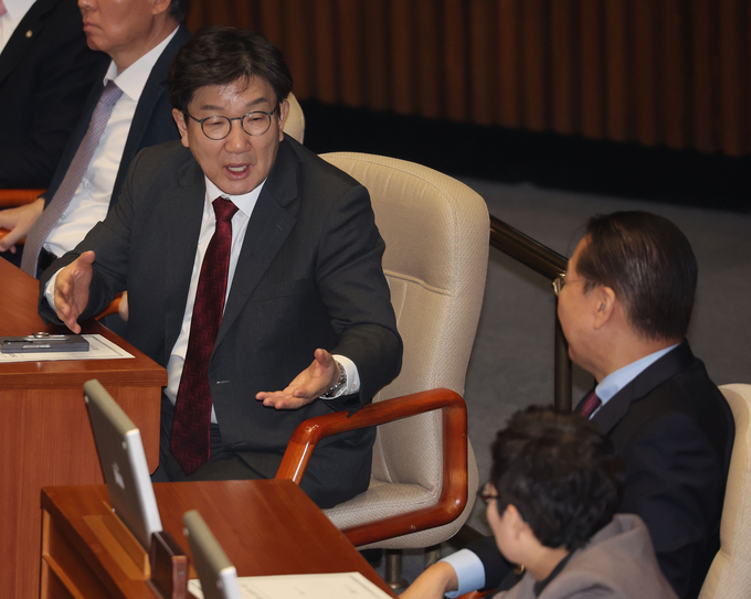 권성동 국민의힘 원내대표가 17일 국회 본회의에서 권영세 비상대책위원장과 대화하고 있다. (사진=연합뉴스)