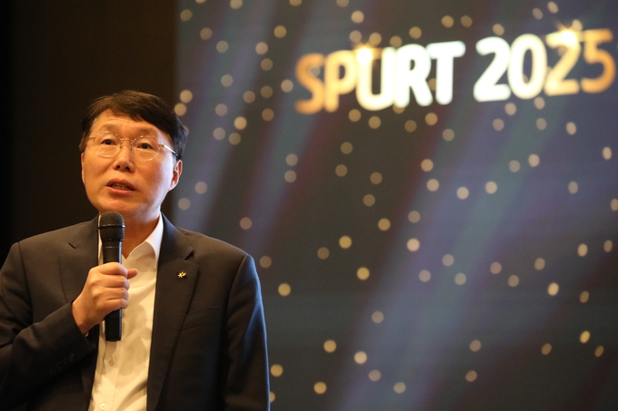 김재관 KB국민카드 사장이 지난 17일 열린 2025년 상반기 경영전략회의에서 올해 경영전략에 대해 말하고 있다. (사진=KB국민카드 제공)