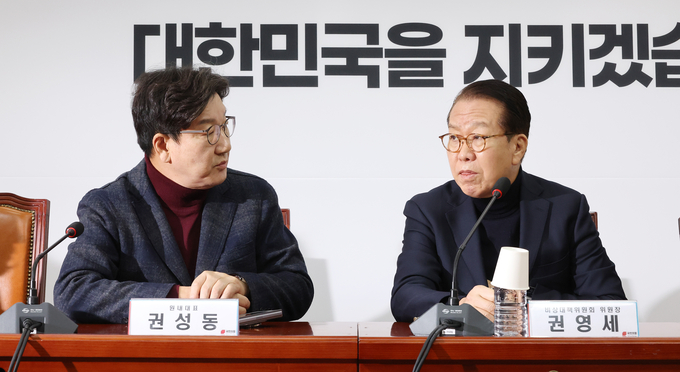  국민의힘 권영세 비상대책위원장과 권성동 원내대표(왼쪽)가 19일 국회에서 열린 긴급비상대책위원회의에서 대화하고 있다. (사진=연합뉴스)