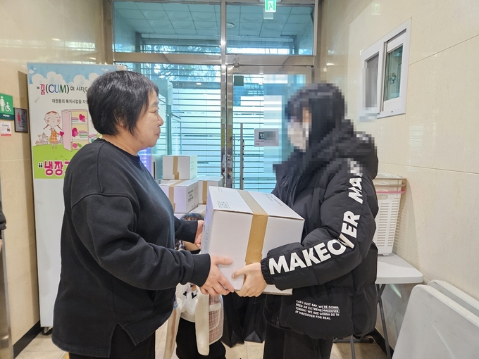㈜이마트와 오산시기초푸드뱅크가 함께하는 친환경 농산물 지원사업 ‘신선한 식탁’ 꾸러미 나눔 행사. ㅜ(사진=오산시 제공)