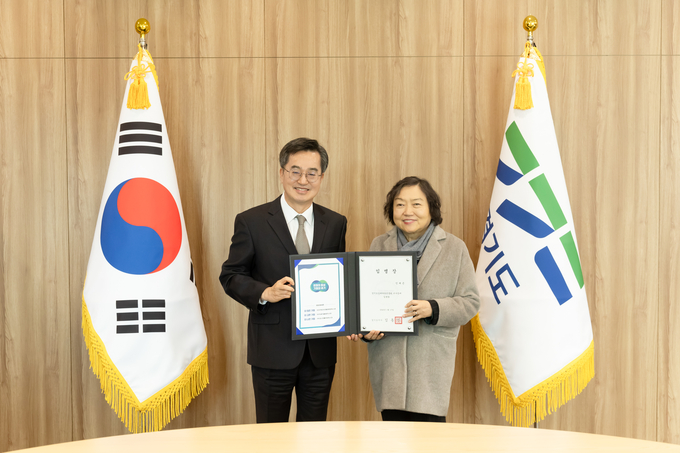 김동연 경기도지사가 지난 17일 인재근 신임 경기도경제과학진흥원 원장에게 임명장을 수여하고 있다. (사진=경기도 제공)